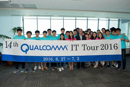 미국 캘리포니아에 위치한 퀄컴 본사에 방문한 '제14회 퀄컴 IT투어' 참가 학생과 퀄컴 관계자들이 기념사진을 찍고 있다.  퀄컴 'IT투어'는 올해로 14주년을 맞이 했으며 지난달 27일부터 이 달 2일까지 진행된다. <퀄컴코리아 제공>